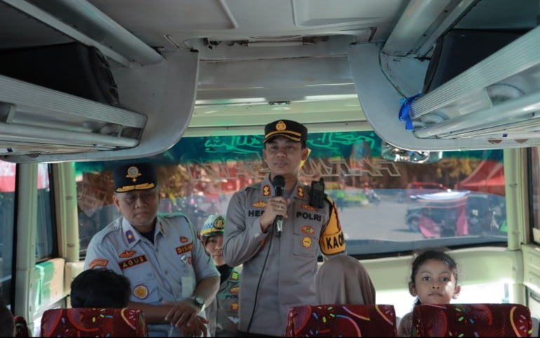 Polda Jatim Gelar Balik Mudik Gratis, Polres Jember Berangkatkan Empat Bus