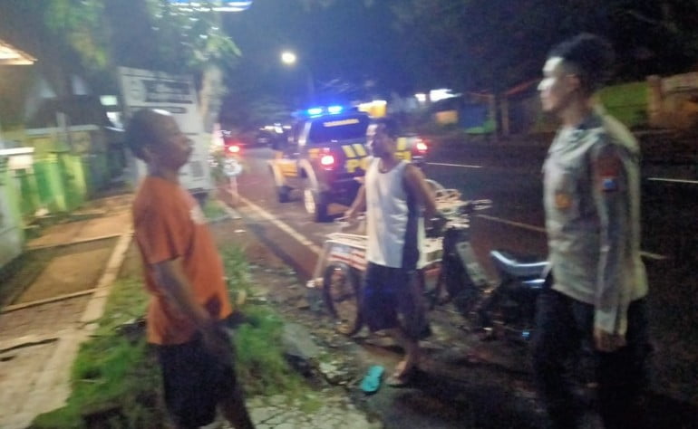 Anggota Polres Bondowoso Laksanakan Patroli Rutin di Pemukiman Warga yang Melaksanakan Mudik Lebaran