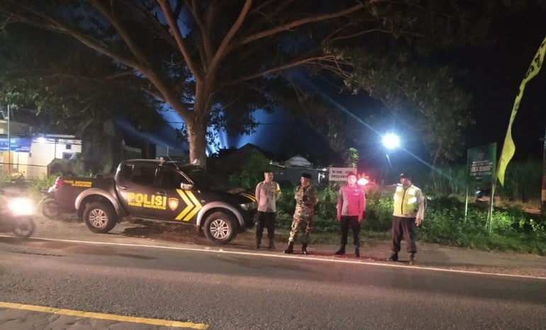 Pastikan Arus Balik Mudik Lancar, Polisi Bersama TNI Siaga Jalur Pantura Hutan Baluran Situbondo