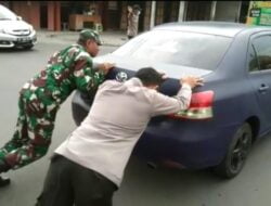 Salut, Sinergitas TNI Polri Tulungagung Bantu Dorong Mobil Pemudik yang Mogok