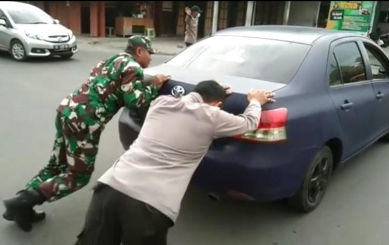 Salut, Sinergitas TNI Polri Tulungagung Bantu Dorong Mobil Pemudik yang Mogok