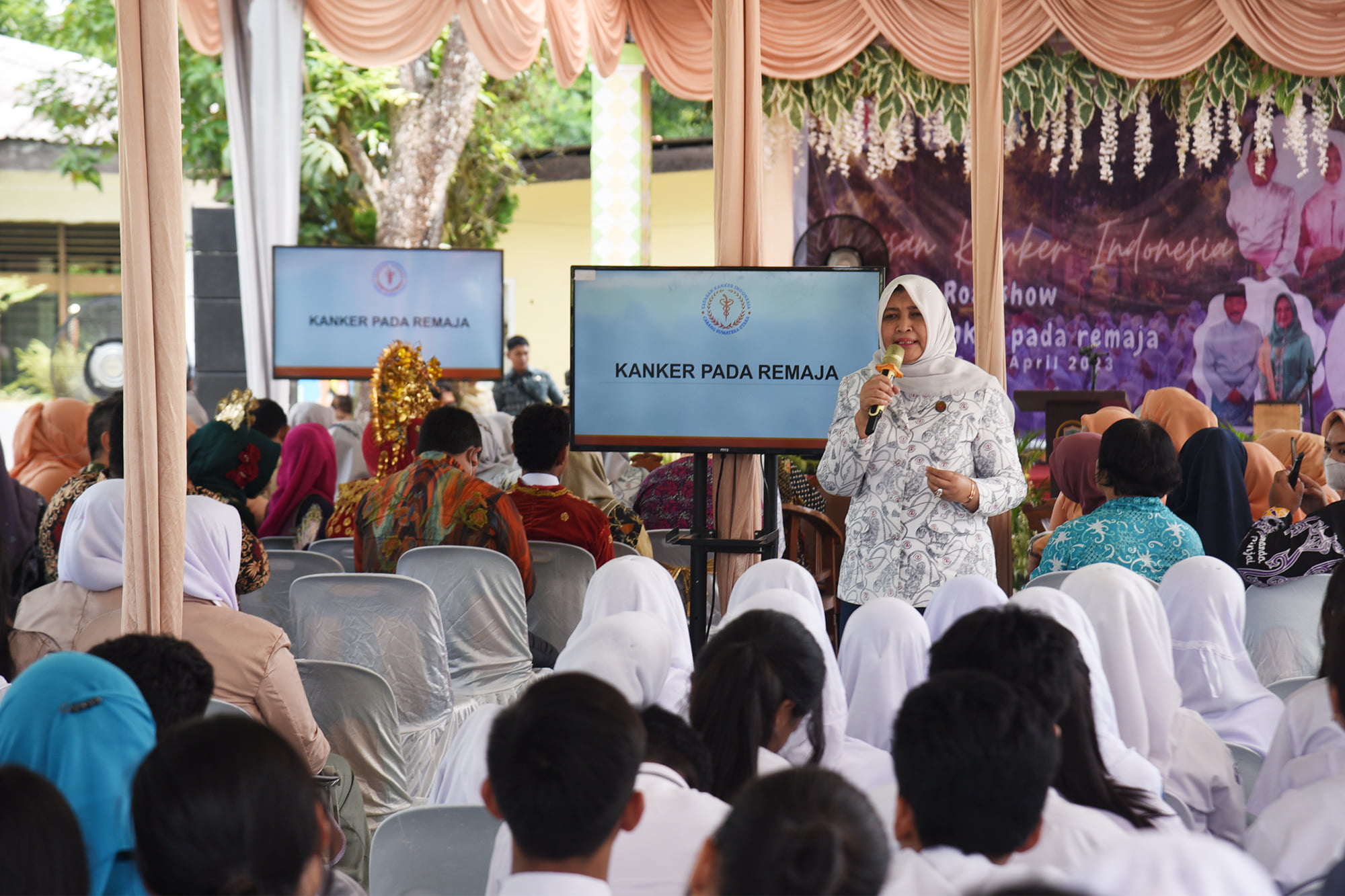 Nawal Lubis Road Show ke Sekolah Kanker Bukan Penyakit Menular dan Bisa Dicegah