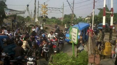 Perlintasan Pintu Kereta Stasiun Citayam Depok Semrawut Butuh Petugas Atur Lalu Lintas