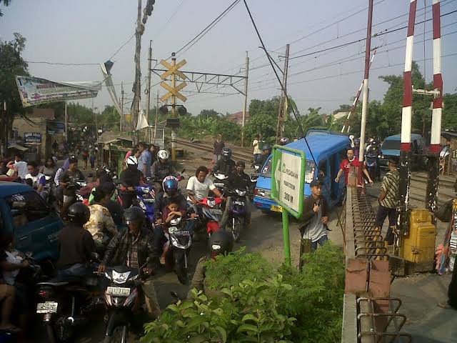 Perlintasan Pintu Kereta Stasiun Citayam Depok Semrawut Butuh Petugas Atur Lalu Lintas