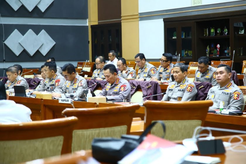 Hadir Rapat Kerja DPR RI, Kapolri Kenalkan Pejabat Baru di Lingkungan Polri 