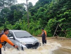 Tingginya intensitas curah hujan, mengakibatkan ruas jalan merdeka km 10 kelurahan Handayani Mulya kecamatan Talang Ubi Kabupaten Penukal Abab Lematang Ilir (PALI)
