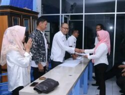 Pelaksana Tugas (Plt.) Kadis Kominfo Lampung Utara Drs. Ahmad Alamsyah, M.M., menyerahkan Surat Perintah Tugas (SPT) untuk seluruh staf pelaksana di lingkungan Dinas Kominfo