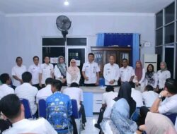 Pelaksana Tugas (Plt.) Kadis Kominfo Lampung Utara Drs. Ahmad Alamsyah, M.M., menyerahkan Surat Perintah Tugas (SPT) untuk seluruh staf pelaksana di lingkungan Dinas Kominfo