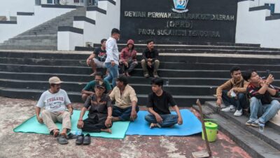 Masyarakat petani pemilik lahan Desa Waturambaha, geruduk kantor DPRD Provinsi Sultra