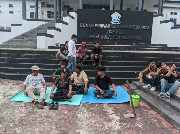 Masyarakat petani pemilik lahan Desa Waturambaha, geruduk kantor DPRD Provinsi Sultra