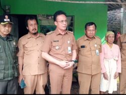 Camat Cabangbungin Dampingi Dinsos Kab Bekasi Berikan Bantuan Sembako Kepada Warga Kurang Mampu 