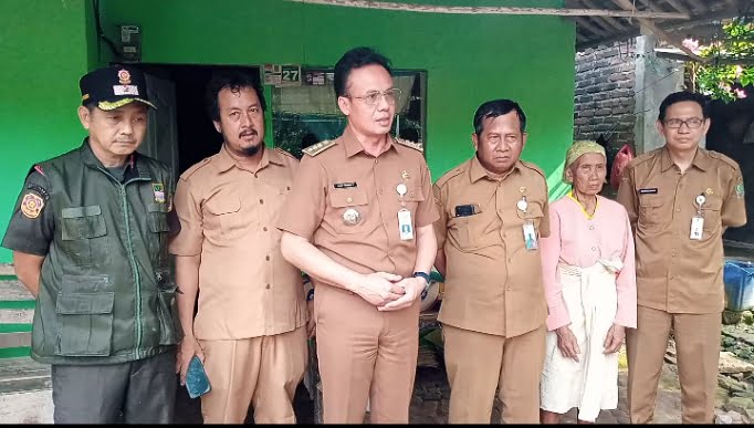 Camat Cabangbungin Dampingi Dinsos Kab Bekasi Berikan Bantuan Sembako Kepada Warga Kurang Mampu 