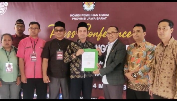 Budiyanto, S.Pi Calon DPD RI Dapil Jawa Barat menyerahkan Berkas Persyaratan ke KPUD Jawa Barat*