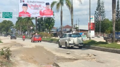 Didepan Foto Besar Calon Presiden Ganjar Pranowo, Infrastruktur jalan dan transportasi di kota Kendari Rusak Parah. 