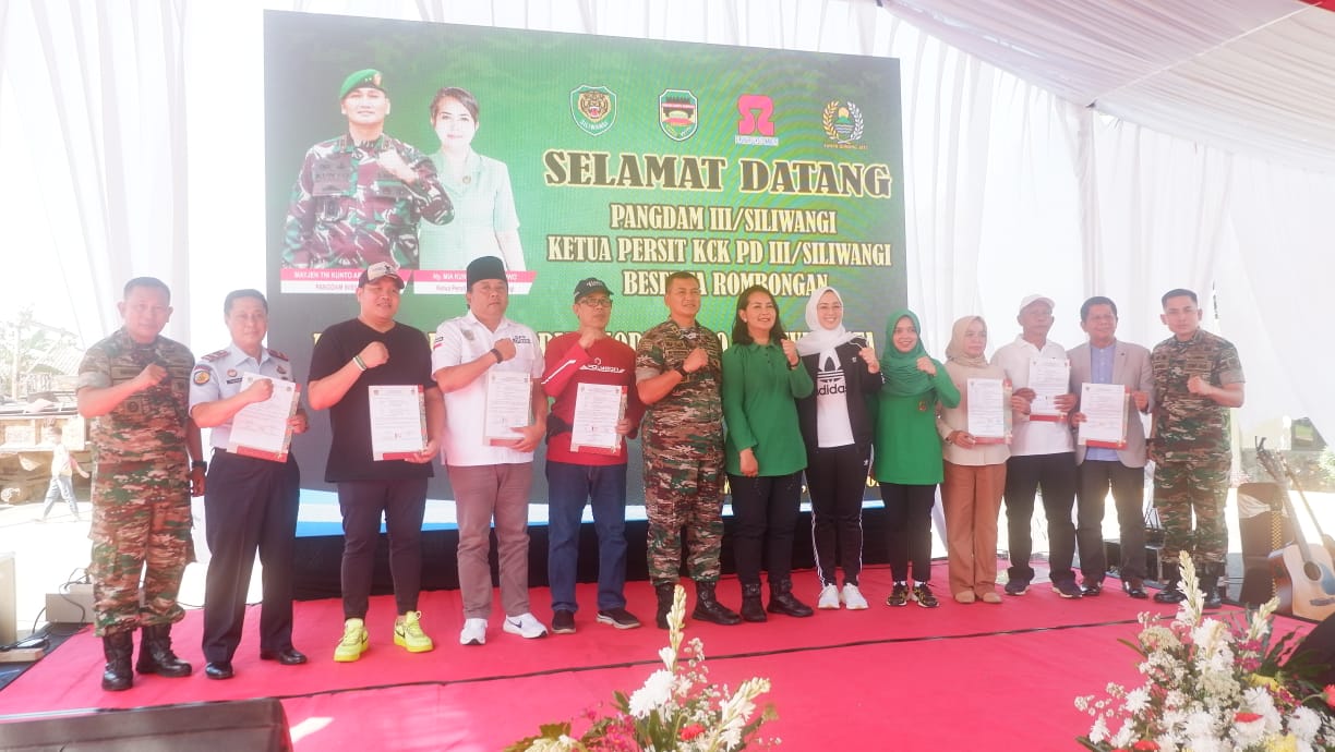 Pangdam III/Siliwangi Mayjen TNI Kunto Arief Wibowo, S.IP., didampingi Ketua Persit KCK PD III/Siliwangi Ibu Mia Kunto Wibowo bersama rombongan melaksanakan kunjungan kerja ke wilayah Kodim 0619/Purwakarta yang dirangkaikan dengan pelayanan publik Bupati Purwakarta.