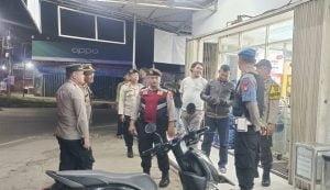 Patroli Gabungan dari Polsek Cibarusah Bersama Team Koramil 09 dan Sat Pol-PP Tekan Kejahatan di Malam Hari