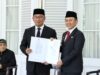 Ridwan Kamil Serahkan SK Perpanjangan Pj Bupati Bekasi kepada Dani Ramdan