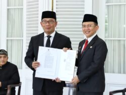 Ridwan Kamil Serahkan SK Perpanjangan Pj Bupati Bekasi kepada Dani Ramdan