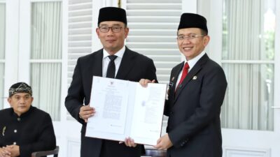 Ridwan Kamil Serahkan SK Perpanjangan Pj Bupati Bekasi kepada Dani Ramdan