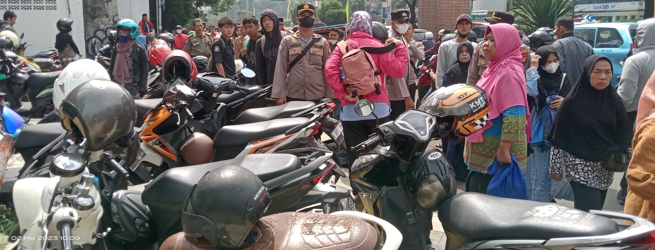 Kisruh, Diduga Petugas Biarkan Warga Berpakir Kendaraan di Atas Trotoar Hadir Acara HUT Kota Depok 