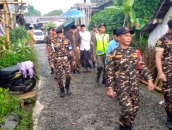 Anggota banser melakukan Pengawalan dan pengamanan Kh nur hidayatuloh dan Gus M fahmi aufa Lc dalam pengajian rutin PP AL MUBAROK manggisan wonosobo