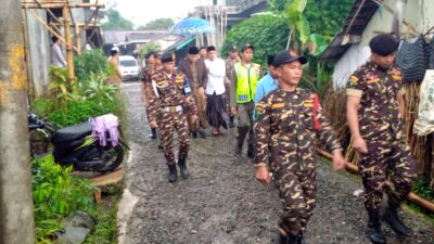 Anggota banser melakukan Pengawalan dan pengamanan Kh nur hidayatuloh dan Gus M fahmi aufa Lc dalam pengajian rutin PP AL MUBAROK manggisan wonosobo