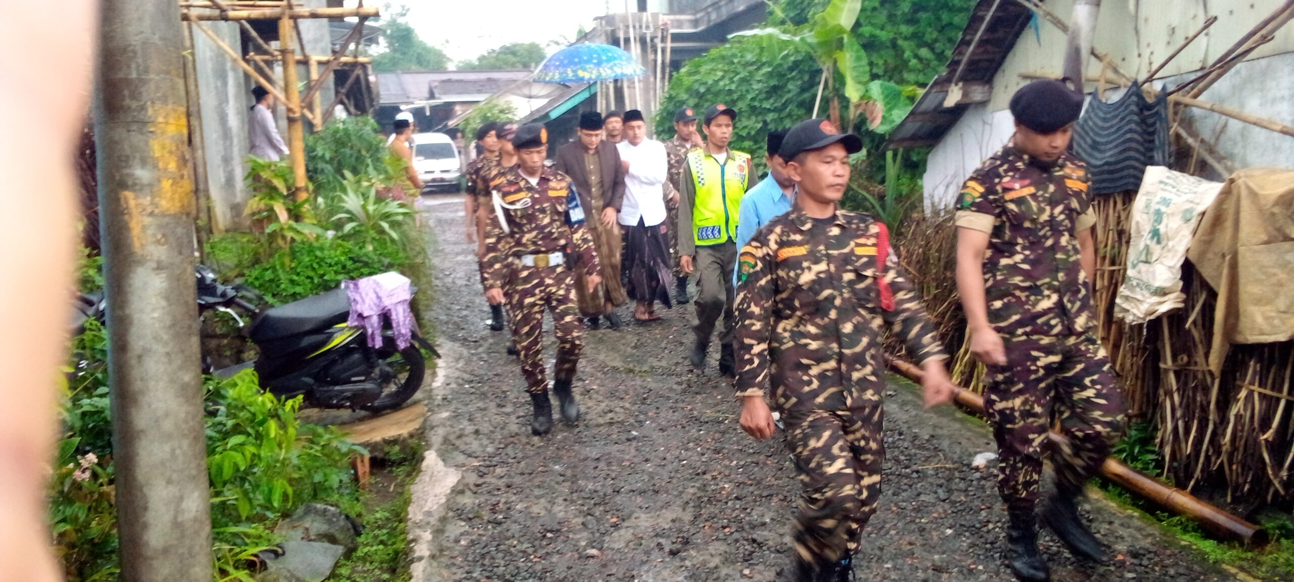 Anggota banser melakukan Pengawalan dan pengamanan Kh nur hidayatuloh dan Gus M fahmi aufa Lc dalam pengajian rutin PP AL MUBAROK manggisan wonosobo