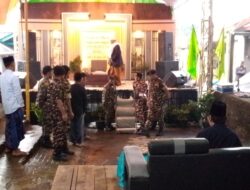 Anggota banser melakukan Pengawalan dan pengamanan Kh nur hidayatuloh dan Gus M fahmi aufa Lc dalam pengajian rutin PP AL MUBAROK manggisan wonosobo