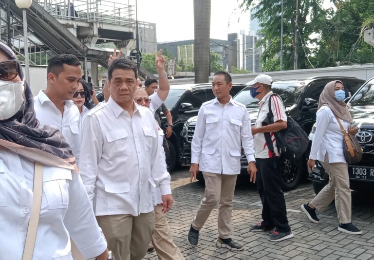 Ratusan Bacaleg Fraksi Gerindra Daftarkan ke KPUD Jakarta Diiringi Adat Dayak dan Ondel-ondel Betawi