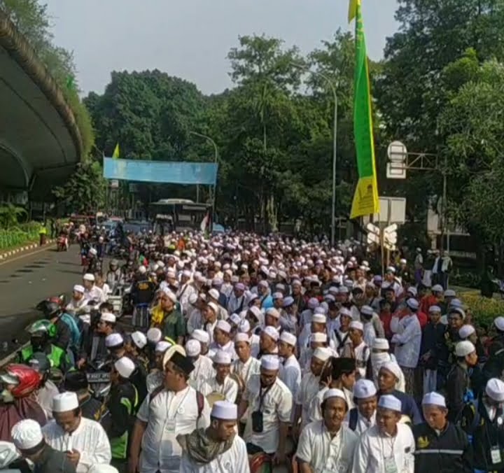 Ribuan Jama'ah Hadiri Haul Akbar Shultonul Qulub Alhabib Munzir Al-Musawa di Rawajati 