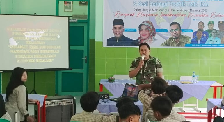 Peringati Hardiknas 2023, Danposramil 03 Taman Krocok Wasbang di SMPN 01 Taman Krocok