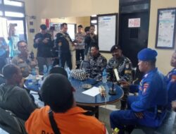 Polres Sumenep Bersama TNI AL dan Basarnas Berhasil Evakuasi 2 ABK Makmur Jaya di Perairan Pulau Giliraja