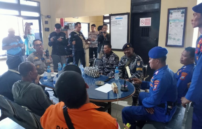 Polres Sumenep Bersama TNI AL dan Basarnas Berhasil Evakuasi 2 ABK Makmur Jaya di Perairan Pulau Giliraja