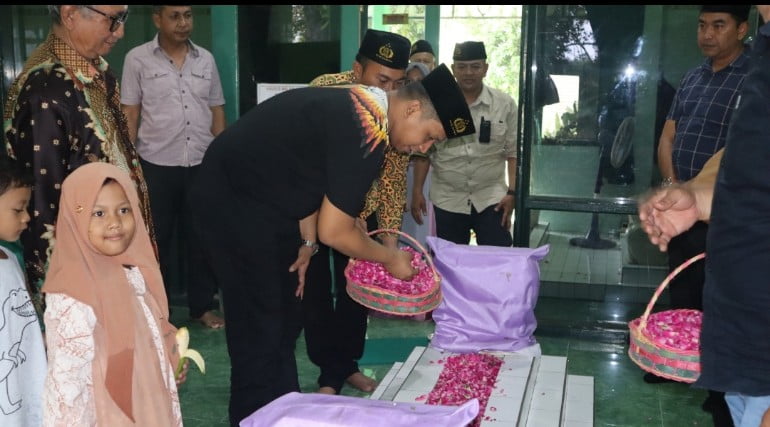 Kapolres Bondowoso Melaksanakan Ziarah ke Makam Ki Ronggo