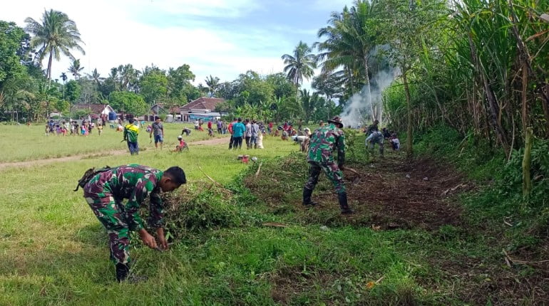 Jelang Pembukaan TMMD Ke 116, Danramil 0822/12 Sukosari Pimpin Pembersihan Lapangan Upacara