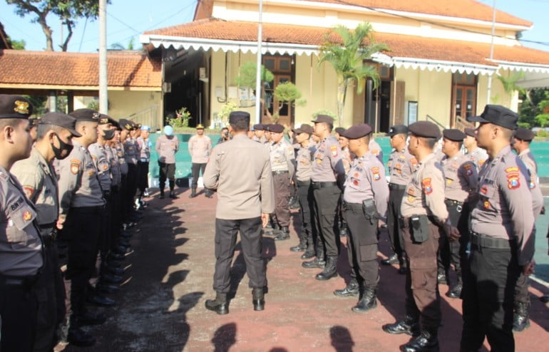 Anggota Polres Bondowoso BKO Pilkades Serentak di Wilayah Bangkalan