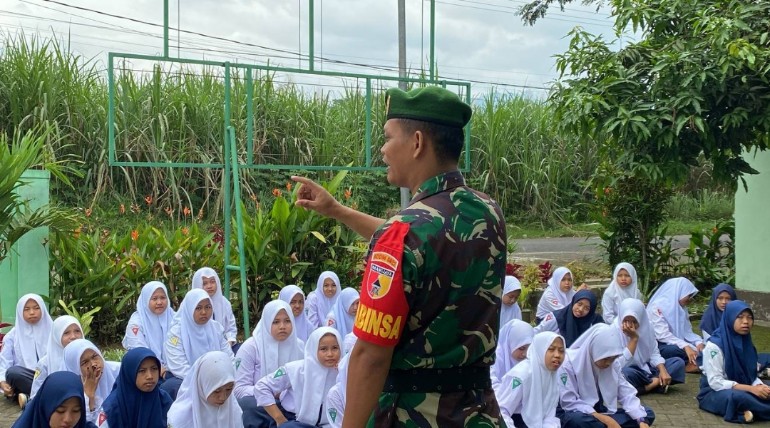 Tak Hanya Kegiatan Fisik Satgas TMMD 116 Bondowoso Mengajar Di Sekolah