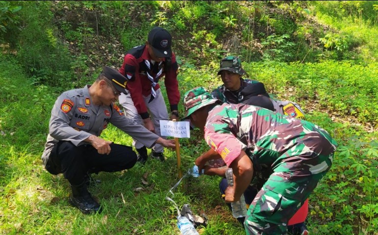 Sinergitas TNI-Polri Ajak Pelajar Gelar Penghijauan di Gunung Bancangan Sambit Ponorogo