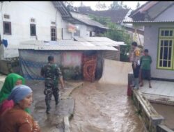 Kompak, Polisi Bersama TNI Bantu Masyarakat Terdampak Banjir di Banyuwangi