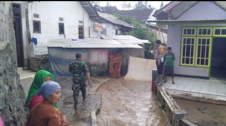 Kompak, Polisi Bersama TNI Bantu Masyarakat Terdampak Banjir di Banyuwangi