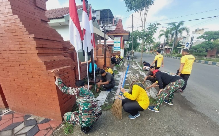 Tetap Solid, TNI - Polri di Tulungagung Laksanakan Jumat Bersih