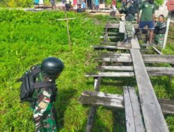 Bersama Masyarakat Satgas Yonif Raider 514 Kostrad Perbaiki Jalan Menuju Kampung Mumugu