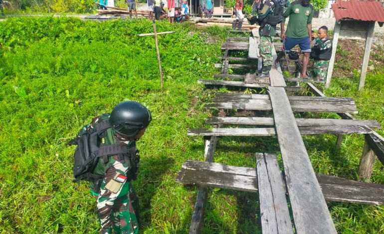 Bersama Masyarakat Satgas Yonif Raider 514 Kostrad Perbaiki Jalan Menuju Kampung Mumugu