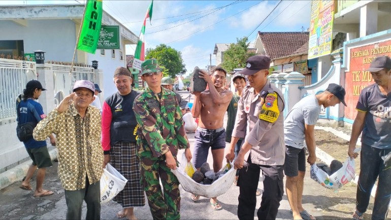 Gotong Royong, TNI - Polri di Lumajang Bantu Pembangunan Masjid Nurul Falah