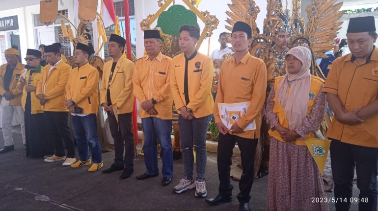 Daftar ke KPU, Golkar Bondowoso Datang dengan Karnival dan Pulang Sholawatan : Mayoritas Bacaleg Milenial