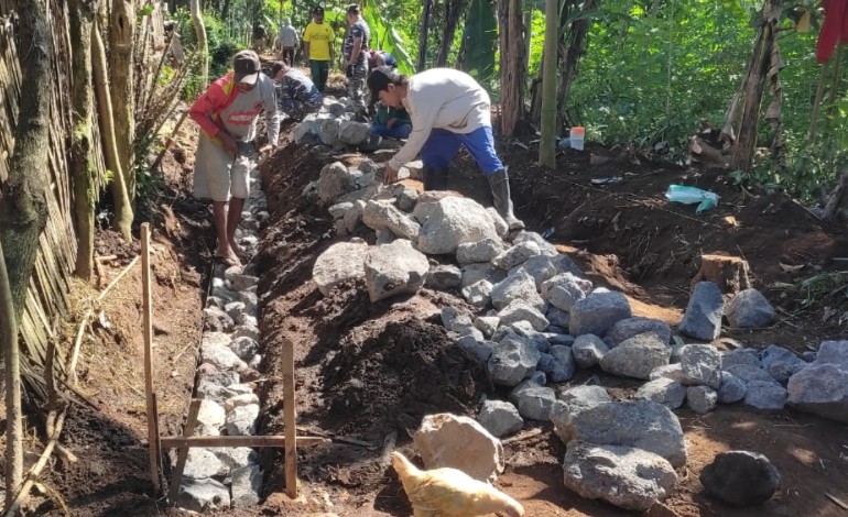 Semangat Warga Dan Satgas TMMD Ke-116 Bondowoso Pasang Paving Block 