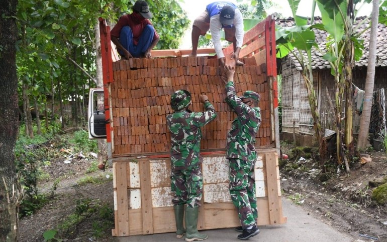 Langsir Batu Bata Estafet Satgas TMMD Reg 116 Bondowoso