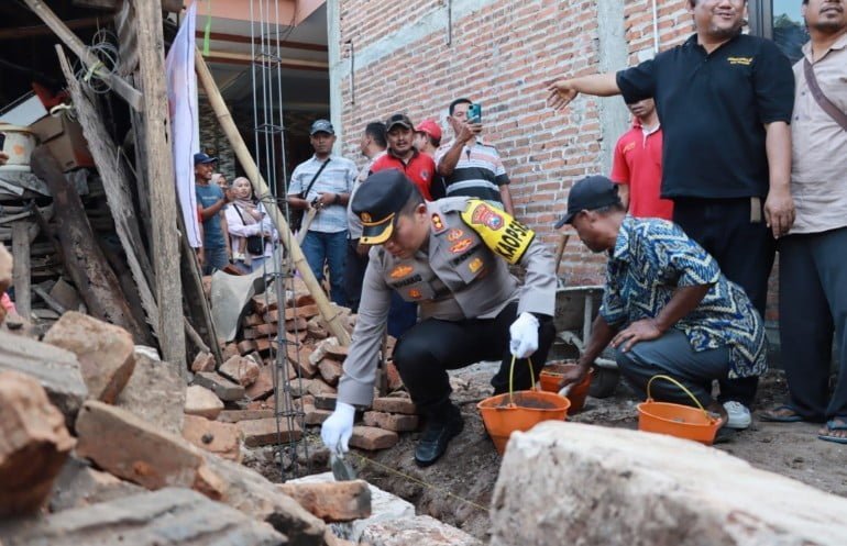 Polres Nganjuk Gandeng BASNAZ dan Pemdes Gelar Program Bedah Rumah