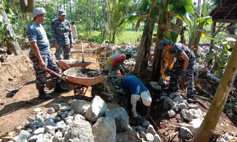 TNI AL Lanal Banyuwangi Bantu Pemasangan Paving Di TMMD 116 Bondowoso