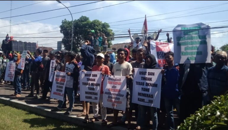 Ratusan Massa Petani Ijen Bersatu (Petinju) Datangi DPRD Dan Pemkab Bondowoso Sampaikan Tiga Tuntutan Terkait Pupuk Subsidi.